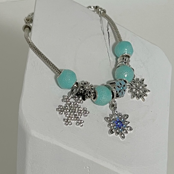Snowflake Charm Bracelet Holiday Winter Wonderland jewelry Christmas gift - Picture 4 of 6